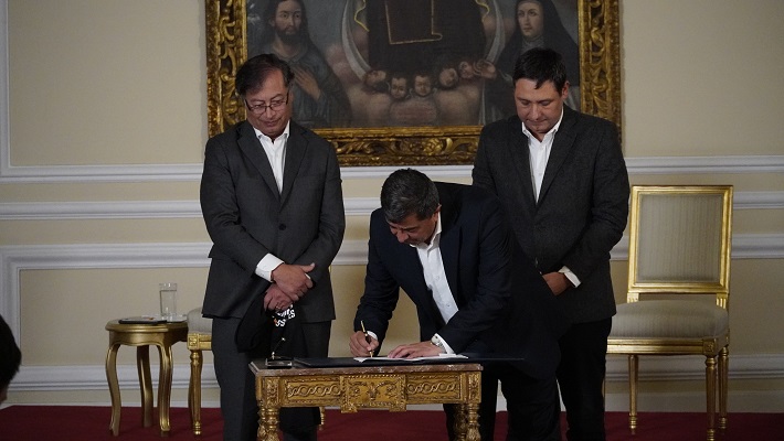 César Augusto Manrique Soacha, en el momento en el que firma el acta de posesión del cargo de director del Departamento Administrativo de la Función Pública, ante el presidente Gustavo Petro.