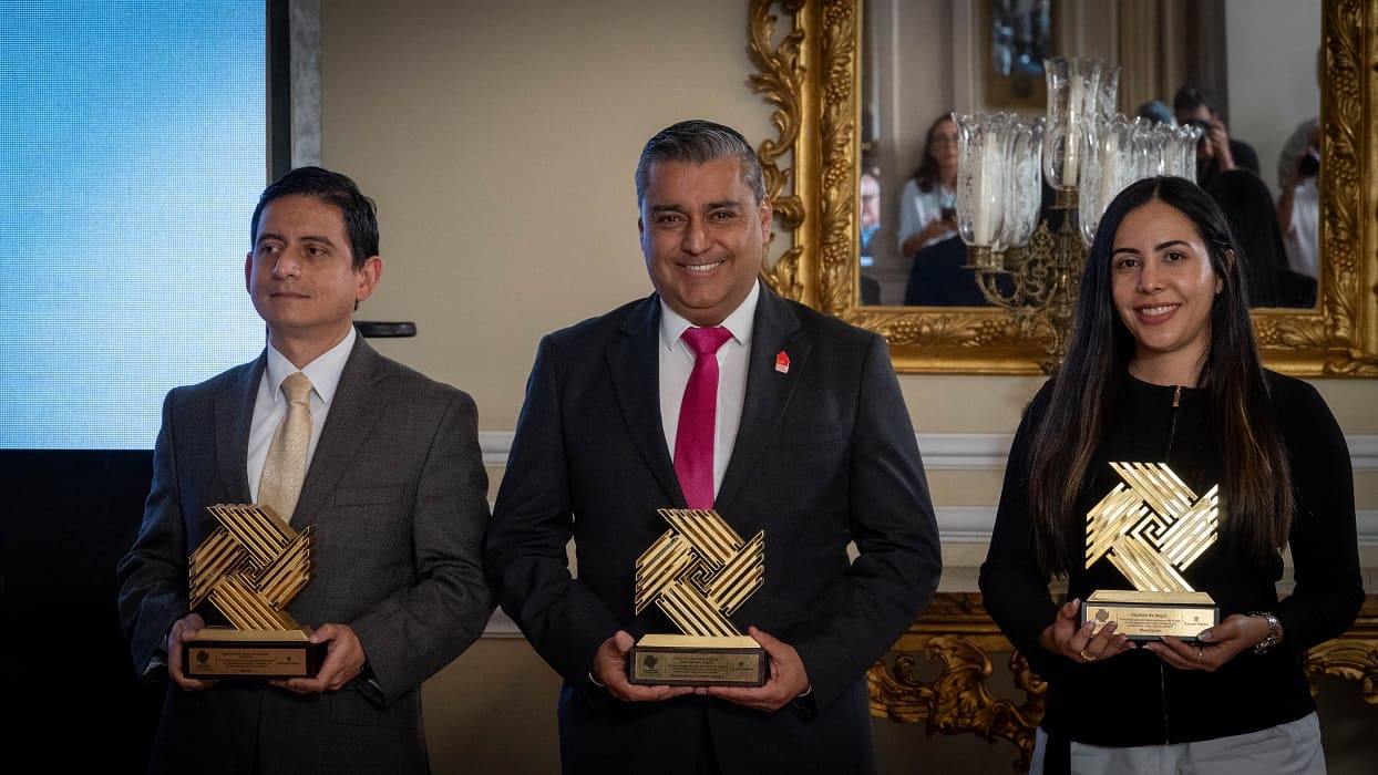 imagen de tres ganadorres del Premio Nacional de Alta Gerencia