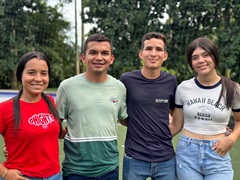 cuatro jóvenes, 2 mujeres y 2 hombres, sonrientes mirando a la cámara