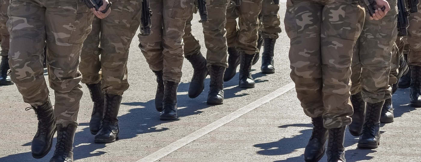 Imagen de los pies de militares haciendo dos filas