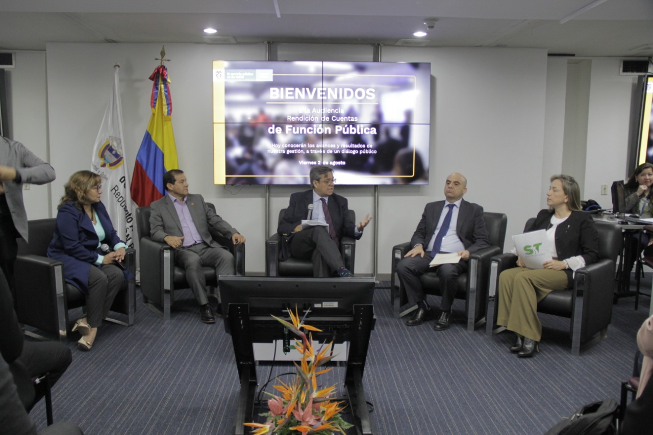 Aspecto del conversatorio en la Audiencia de rendición de Cuentas de Función Pública en donde se ve al director, Fernando grillo, en compañía de los panelistas.