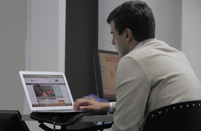 Hombre trabajando en computador portátil