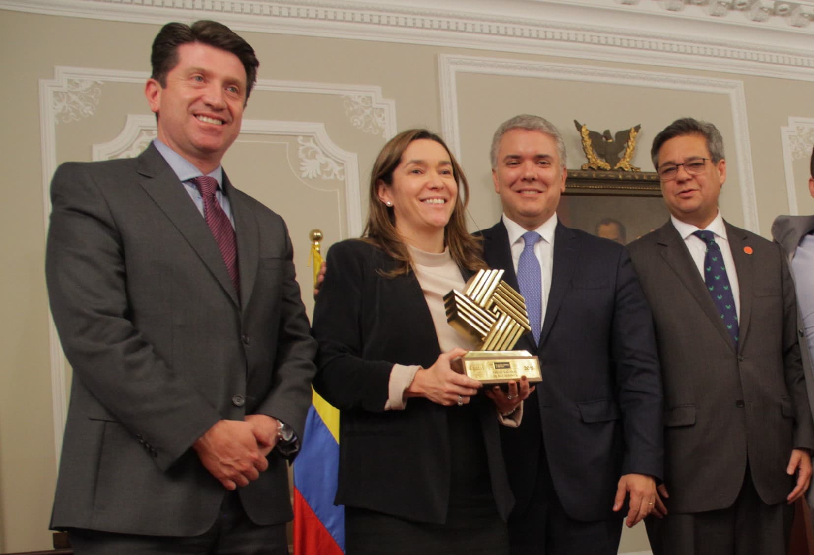 Una ganadora del Premio Nacional de Alta Gerencia en compañía del Presidente de la República, Iván Dique, y el director de Función Pública, Fernando Grillo