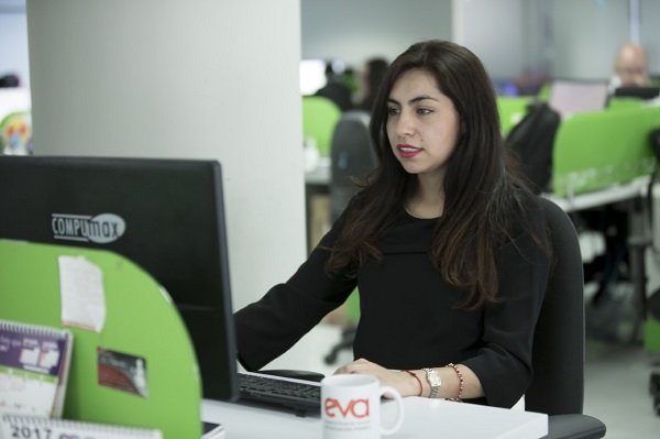 Mujer joven trabajando en computador