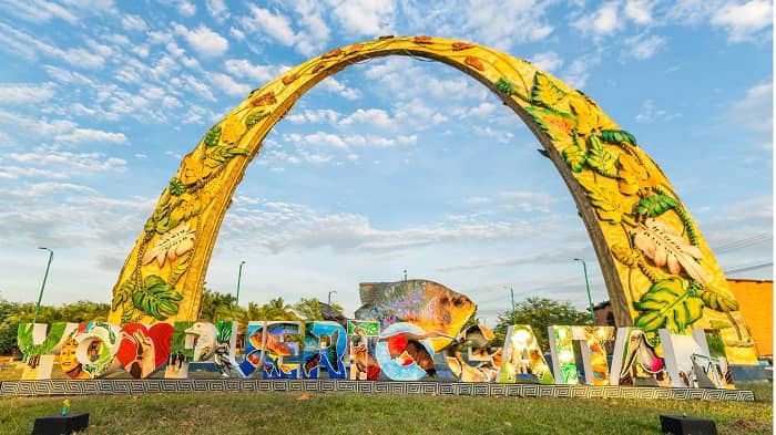 Imagen de monumento en forma de arco y el texto Yo amo Puerto Gaitán