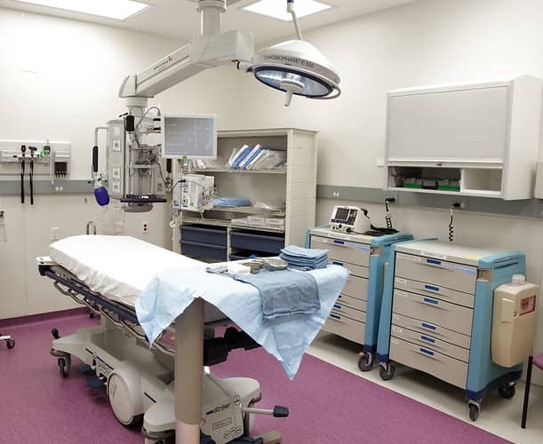 Vista de un sala de procedimientos médicos con una camilla