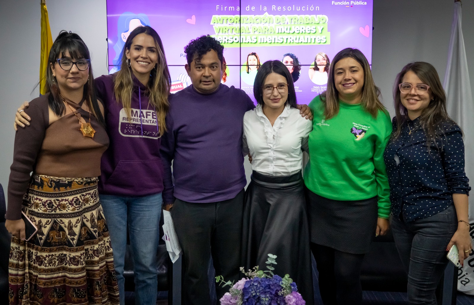 Trabajo virtual en casa para las mujeres y personas menstruantes en el servicio publico colombiano